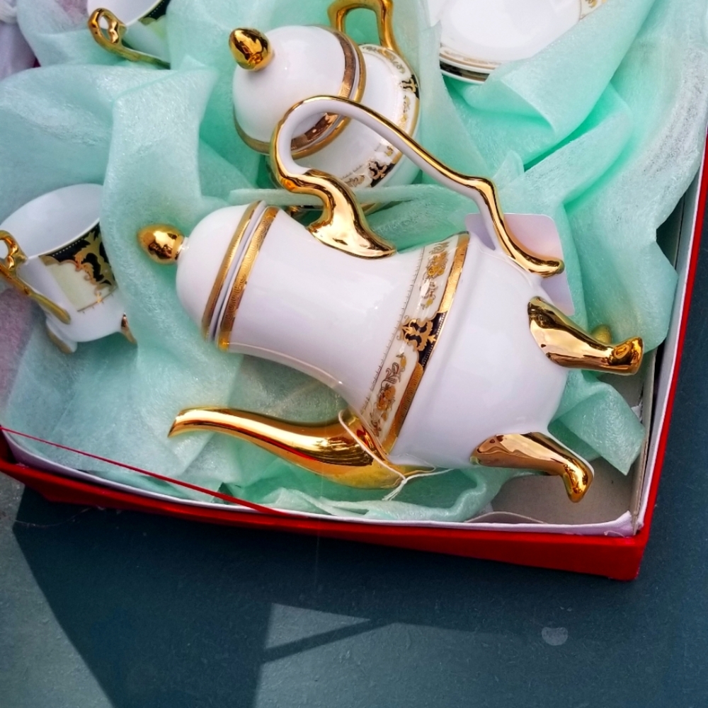 Porcelain tea cup set